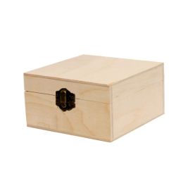 Дървена кутия с метална закопчалка - 12,50 х 12,50 х 5,50 см