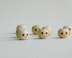 Елементи за декорация от дърво – Топчета с личице – 0,90 см – 20 бр.