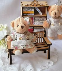 Мини плюшена мецанка с риза на цветя и ленен сукман - 12 см