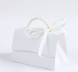 Подаръчна кутийка Чантичка с перлена дръжка - 13 см. х 9 см. х 7,5 см.