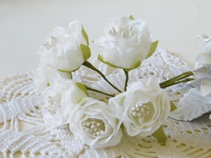Текстилни цветя с тичинки мат - Бяло