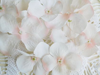 Цвят хортензия от плат - Крем и Нежна праскова Меланж  - 12 бр.