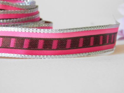 Панделка Сатен с метален ръб Ролка- Циклама - 20 м.