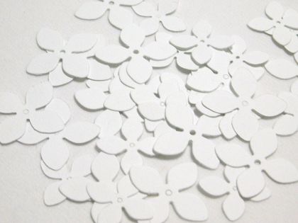 Цвятя - Бяло - два размера - 33 бр