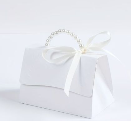 Подаръчна кутийка Чантичка с перлена дръжка - 13 см. х 9 см. х 7,5 см.