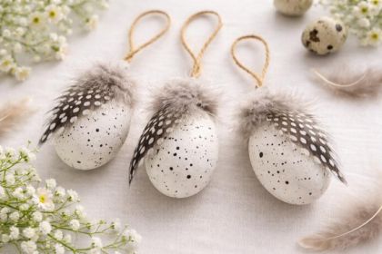 Бели декоративни яйца  с пера - 3 бр.