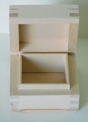 Дървена кутия -  9,00 х 9,00 х 4,50 см