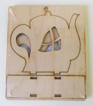 Дървен салфетник - чайник с прозорчета