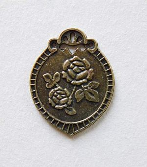 Медальон с рози