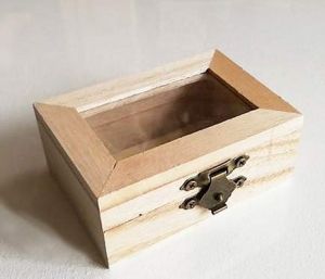 Дървена кутия със стъклен капак - 8,40 х 6,00 х 3,80 см