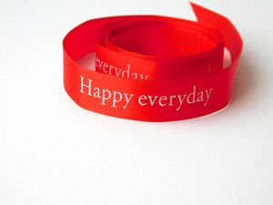 Панделка сатен с надпис - Happy everyday - Червено - 1 м.