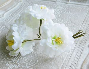Текстилни цветя кичести с тичинки  - Бяло - 6 бр