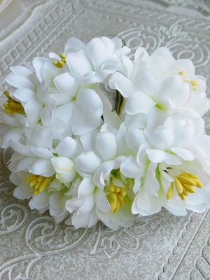 Текстилни цветя кичести с тичинки  - Бяло - 6 бр