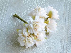 Текстилни цветя сатен - Крем с тичинки мат - 6 бр.
