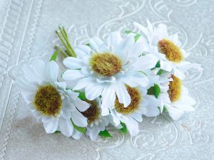 Текстилни цветя Маргаритки с мъхести тичинки - Бяло  - 6 бр.