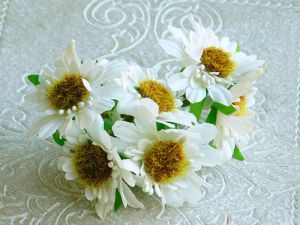 Текстилни цветя Маргаритки с мъхести тичинки - Шампанско - 6 бр.