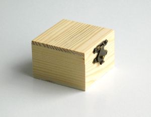 Мини Дървена кутия - 6,00 х 6,00 х 4,00 см.