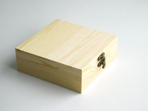 Дървена кутия с 4 малки кутийки ( бебешки съкровища ) - 15,30 х 15,30 х 5,50 см