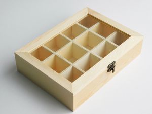 Дървена кутия с 12 разделения  и стъклен капак - 22,00 х 16,00 х 5,20 см