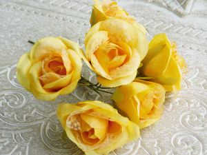 Рози - Мед жълто с органза - 6 бр