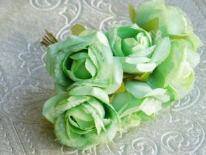 Рози - Млечно зелено с органза - 6 бр