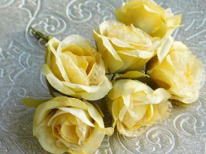 Рози - Бледо жълто с органза - 6 бр