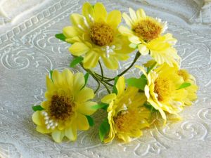 Текстилни цветя Маргаритки с мъхести тичинки - Жълто - 6 бр.