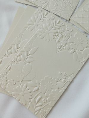 Картони за картички с релеф - Сърчица и цветя - 12  елемента