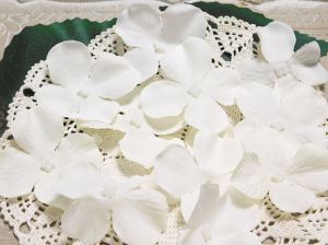 Цвят хортензия от плат - Бяло - 12 бр.