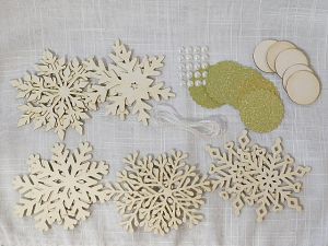 Комплект Късмети-висулки - Златисти снежинки - 46 елемента