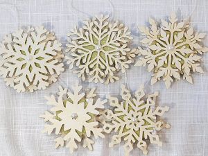 Готови Късмети висулки - Златисти снежинки - 5 бр.