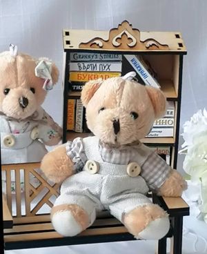 Мини плюшено мече с бежова риза и ленен гащеризон - 12 см.