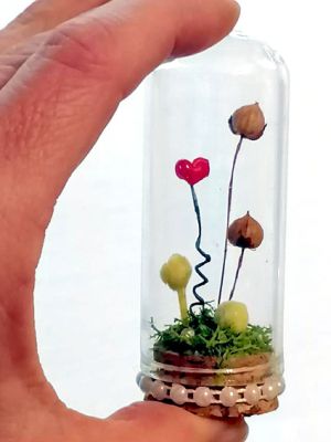 Стъклено шише с коркова тапа и  обло дъно -  Ø 2,50 х 5,00 см